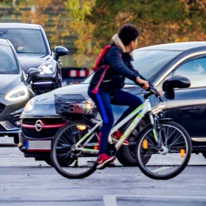 Die Verkehrsbehörde in Hamburg will die Mobilitätswende vorantreiben – dazu gehört auch, dass weniger Autos fahren.