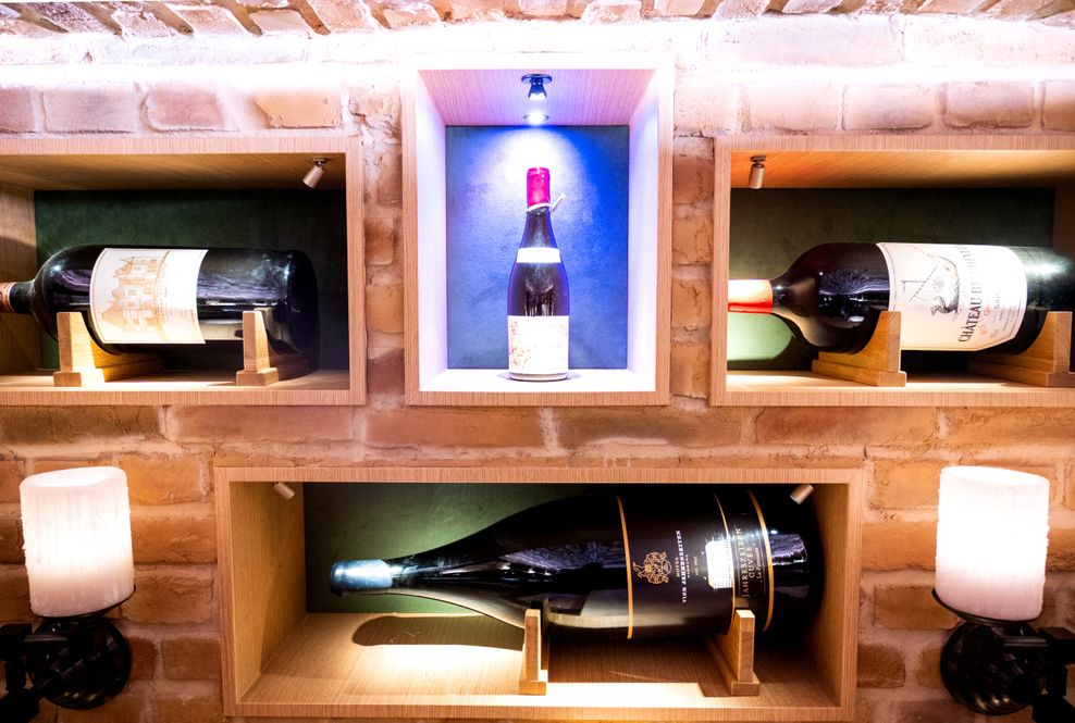 Die Weinflaschen im Raritäten-Weinkeller des Hotels „Vier Jahreszeiten“ kosten mehrere Tausend Euro.