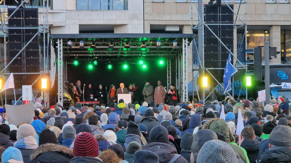 Tausende Menschen lauschten der Rede von Hamburger Bürgermeister Peter Tschentscher. (SPD)