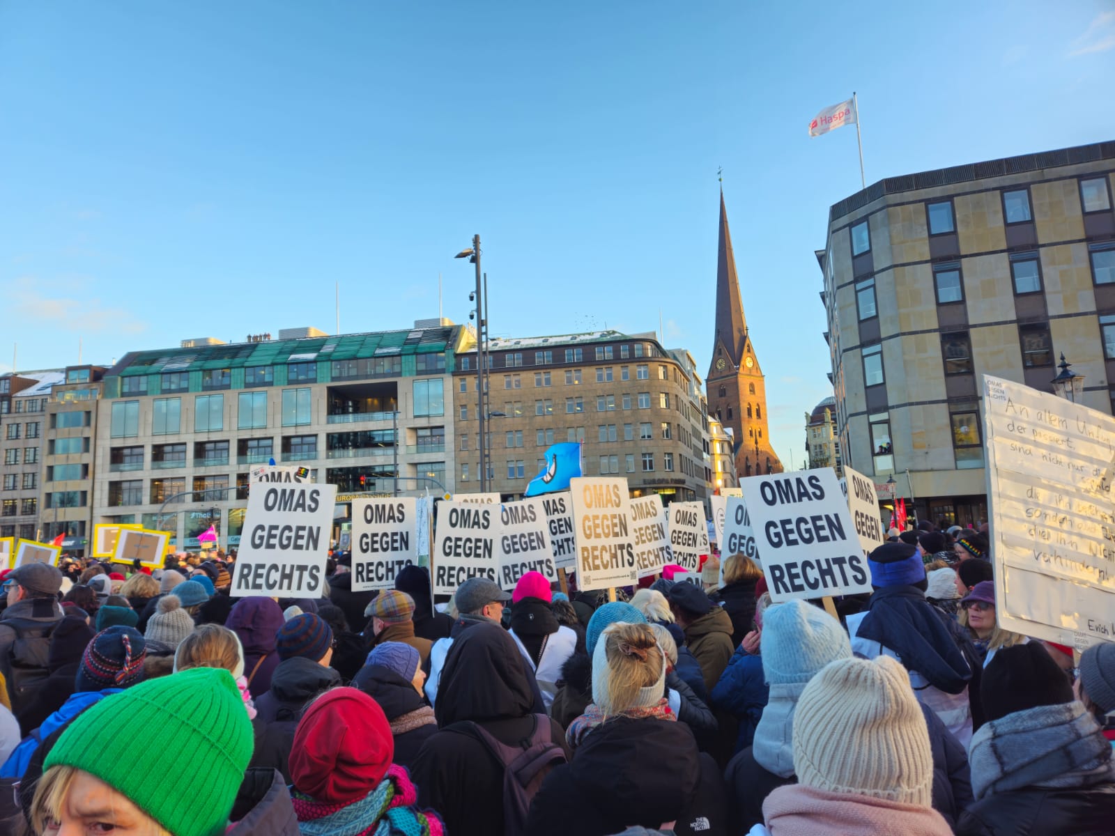 Im Anschluss an eine „Omas gegen Rechts-Demo griff ein 29-Jähriger einen Polizisten an. (Symbolbild)