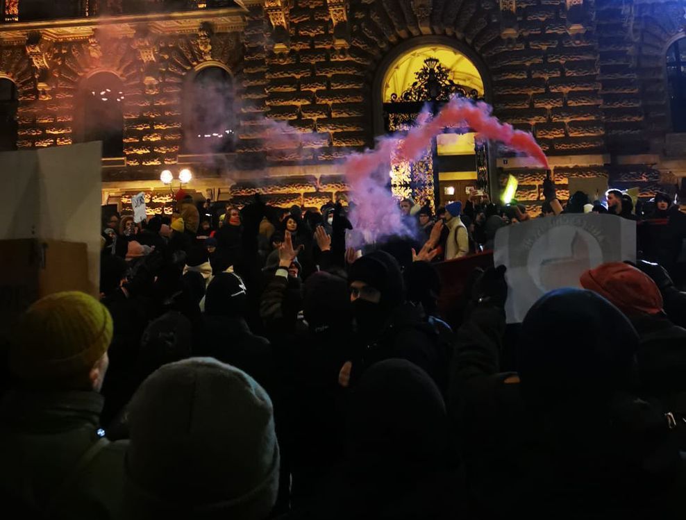 Einige Demo-Teilnehmer zündeten Rauchtöpfe auf dem Rathausmarkt.