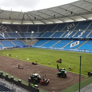 Im Volksparkstadion wird ein neuer Rasen verlegt.