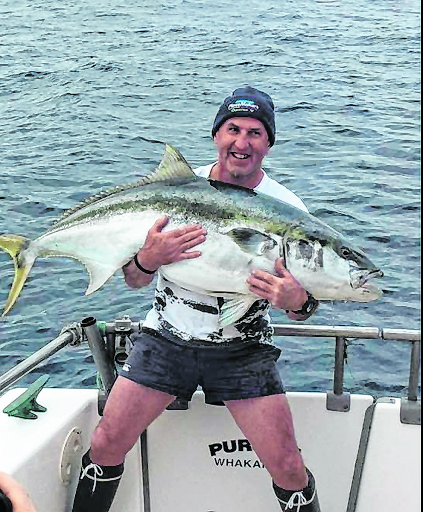 Angler WIll Fransen, hier auf einem Social Media-Foto mit einem früheren Fang zu sehen, überlebte einen Sturz in den Pazifik vor Neuseeland.