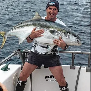 Angler WIll Fransen, hier auf einem Social Media-Foto mit einem früheren Fang zu sehen, überlebte einen Sturz in den Pazifik vor Neuseeland.