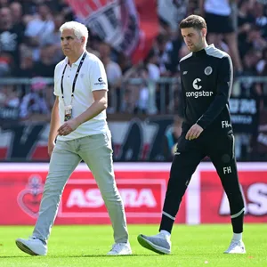 Andreas Bornemann und Fabian Hürzeler gehen zusammen übers Spielfeld.
