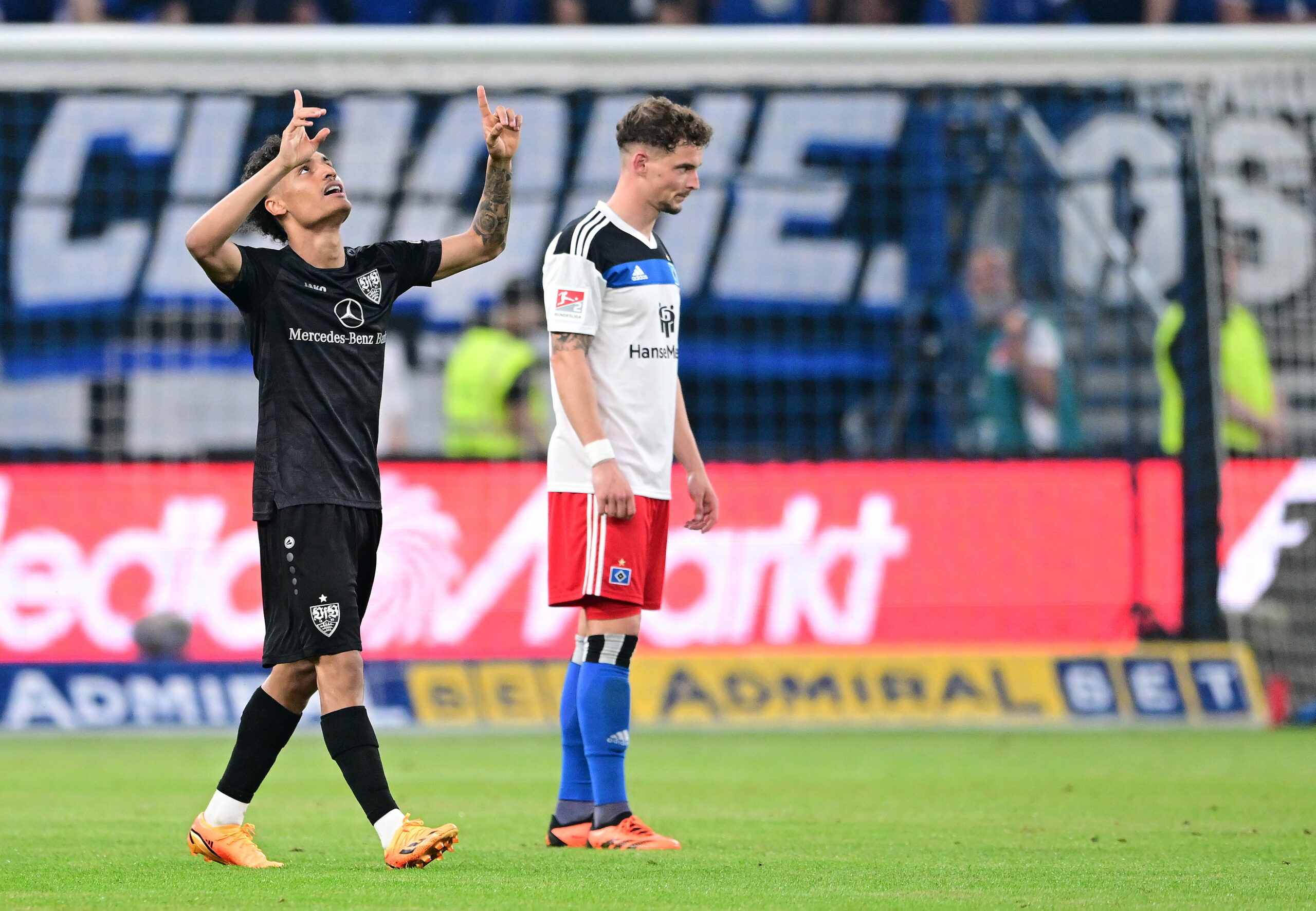 Enzo Millot beim Torjubel im Volksparkstadion