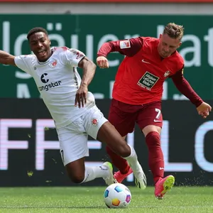 Oladapo Afolayan (l.) und Kaiserslauterns Marlon ​​​​​​​Ritter im Zweikampf