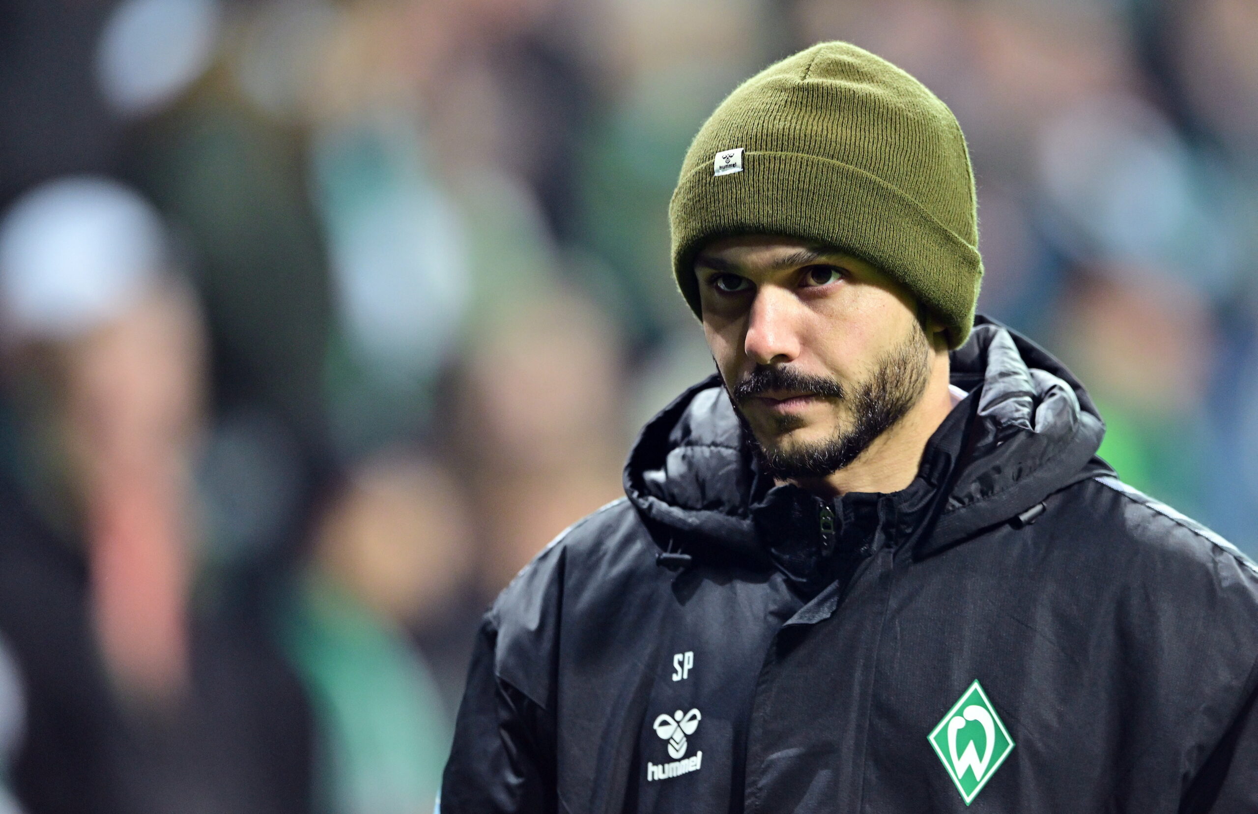 Leonardo Bittencourt schaut grimmig in Werder Bremen Jacke