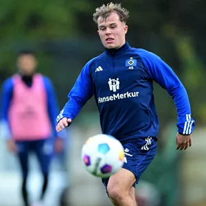 Tom Sanne mit dem Ball am Knie im HSV-Training