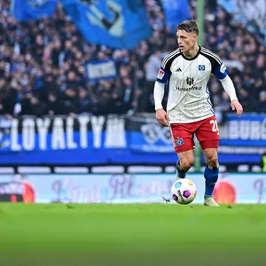 Miro Muheim mit Ball am Fuß vor der Nordkurve