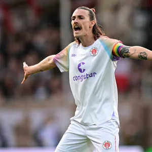 Jackson Irvine breitet die Hände aus