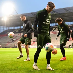 Karol Mets,  Marcel Hartel, Eric da Silva Moreira und Johannes Eggestein jonglieren beim Auftakttraining des FC St. Pauli den Ball