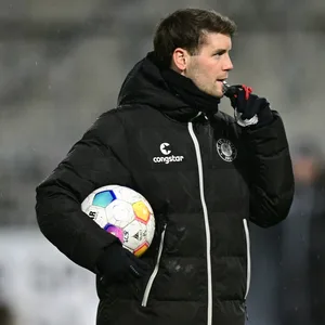 Fabian Hürzeler beim Auftakttraining des FC St. Pauli mit einer Pfeife im Mund