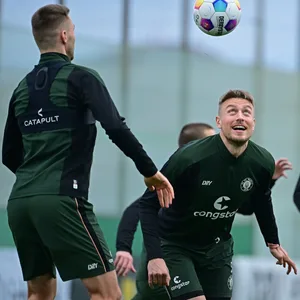 St.Paulis Hauke Wahl spielt einen Kopfball