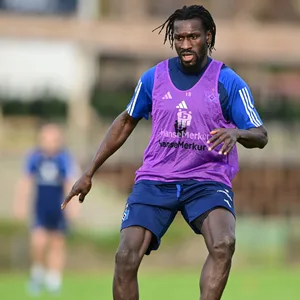 HSV-Profi Jatta nimmt den Ball im Training an