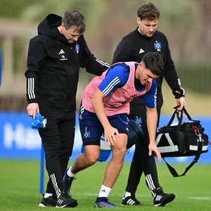 HSV-Verteidiger Mikelbrencis humpelt beim Training vom Platz
