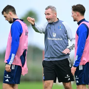 HSV-Trainer Walter gibt seinen Spielern Anweisungen