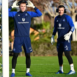 Matheo Raab und Daniel Heuer Fernandes beim Torwart-Training mit Kopfhörern.