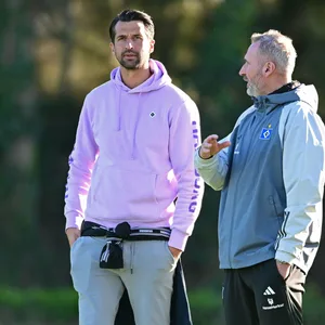 Coach Tim Walter und Sportvorstand Jonas Boldt im Trainingslager nebeneinander