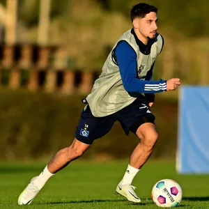 Ludovit Reis dribbelt mit dem Ball im HSV-Trainingslager in Sotogrande.