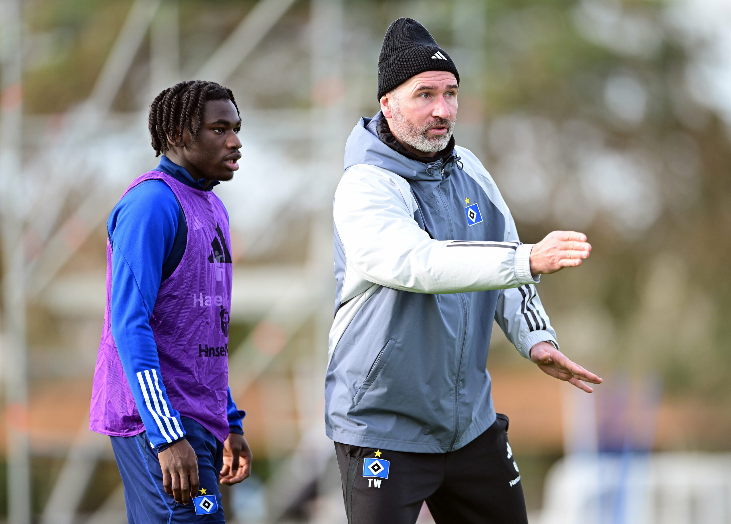 Tim Walter gibt Fabio Baldé Anweisungen im HSV-Training in Sotogrande.