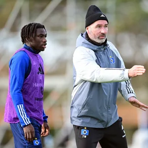 Tim Walter gibt Fabio Baldé Anweisungen im HSV-Training in Sotogrande.