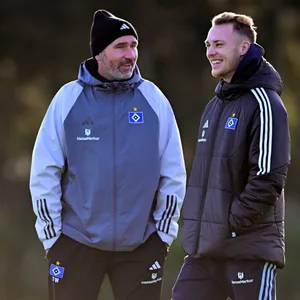 Bester Laune: HSV-Kapitän Sebastian Schonlau (r.) in Sotogrande mit Trainer Tim Walter.