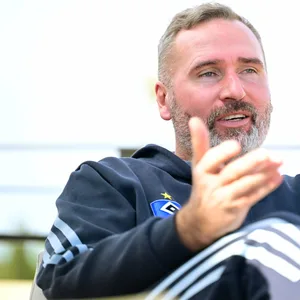 HSV-Trainer Tim Walter bei einer Presserunde in Sotogrande
