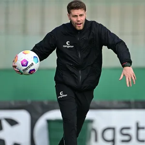 Fabian Hürzeler wirft einen Ball
