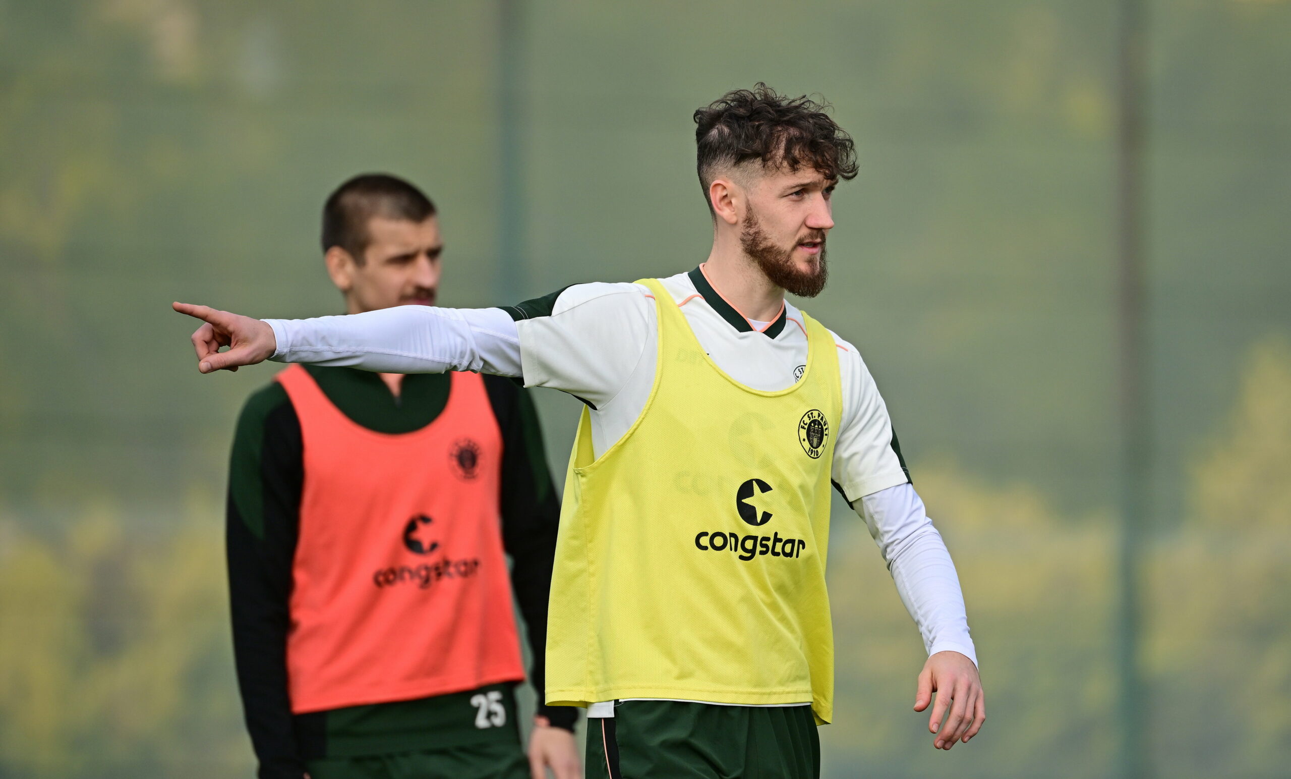 Marcel Hartel gibt Kommandos auf dem Trainingsplatz im Trainingslager in Benidorm.