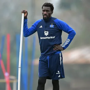 Bakery Jatta mit einer Trainingsstange