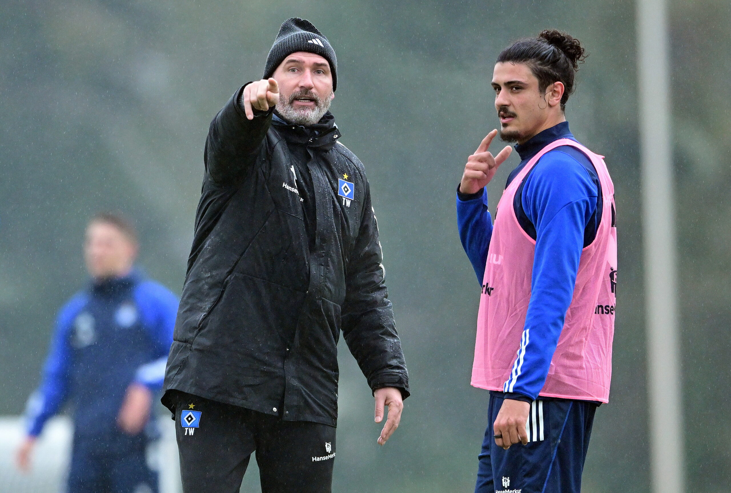 HSV-Trainer Walter gibt Guilherme Ramos im Training Anweisungen