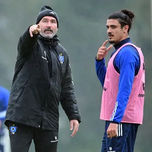 HSV-Trainer Walter gibt Guilherme Ramos im Training Anweisungen