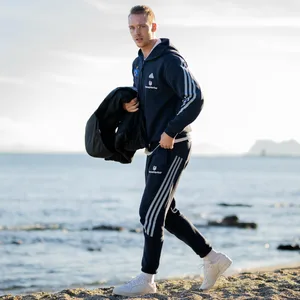 Schonlau geht am Strand spazieren