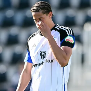 András Németh guckt beim HSV-Test gegen Zürich grimmig