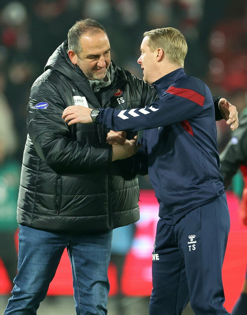 Timo Schultz (r.) umarmt Heidenheims Trainer Frank Schmidt.