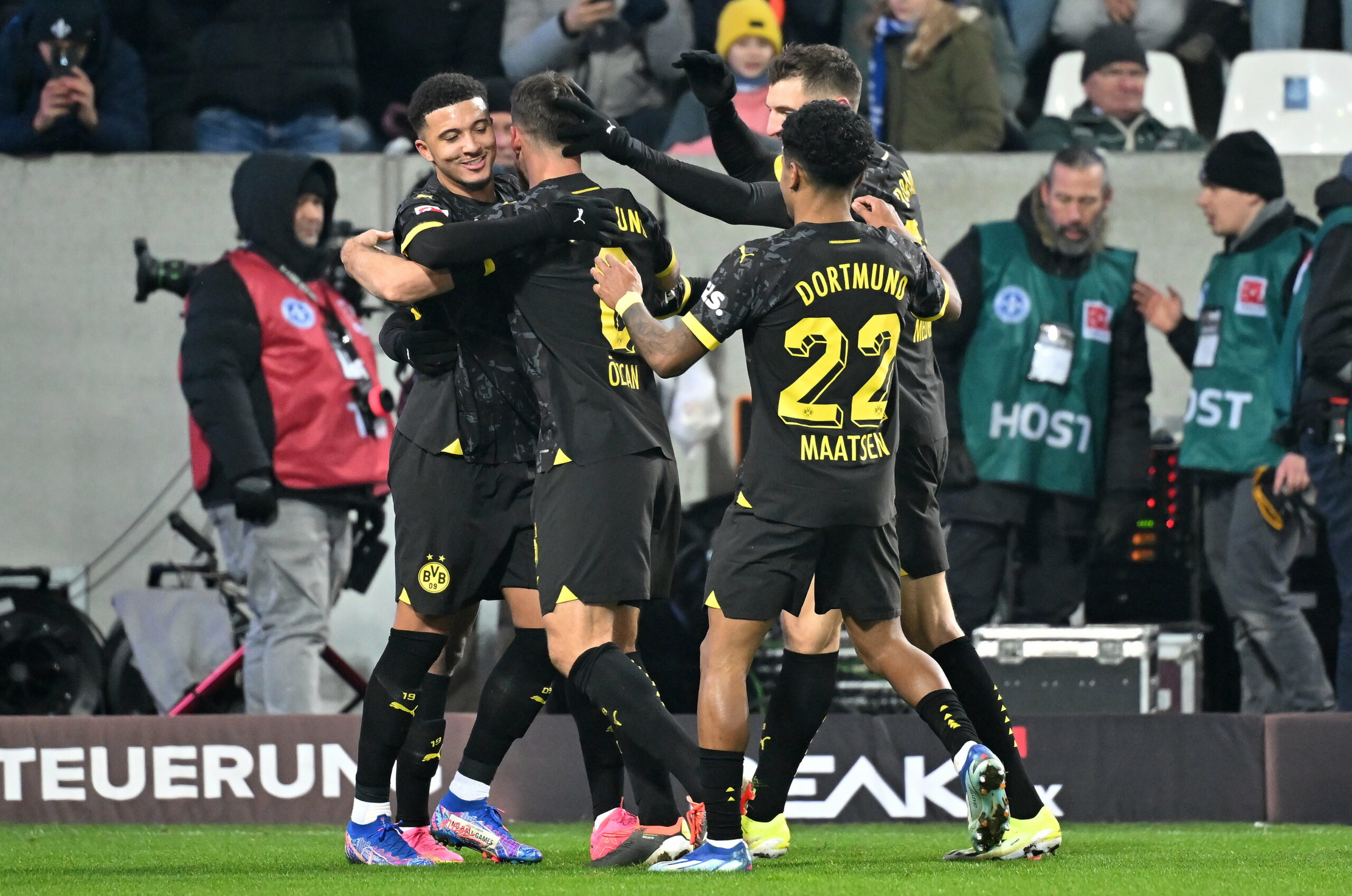 Dortmund jubelt nach dem Treffer zum 3:0