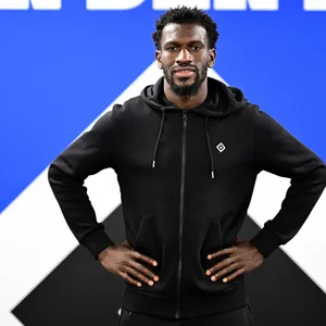 Bakery Jatta bei seiner Vertragsverlängerung beim HSV