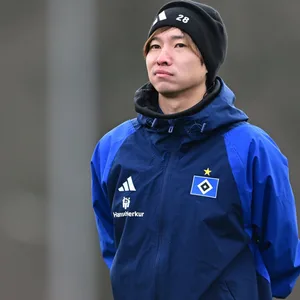 Masaya Okugawa in HSV-Jacke