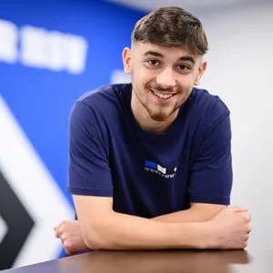 Bilal Yalcinkaya vor einer HSV-Wand