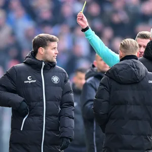 Schiri Tobias Welz zeigt Fabian Hürzeler die Gelbe Karte
