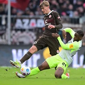Aljoscha Kemlein im Duell mit Ba-Muaka Simakala