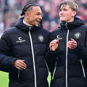 Eric da Silva Moreira und Aljoscha Kemlein jubeln den Fans zu