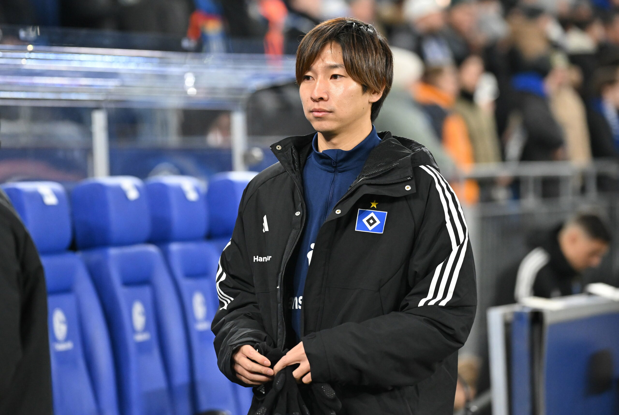 Masaya Okugawa in einer HSV-Jacke