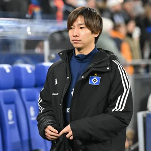 Masaya Okugawa in einer HSV-Jacke