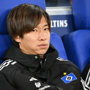 Masaya Okugawa auf der Auswechselbank
