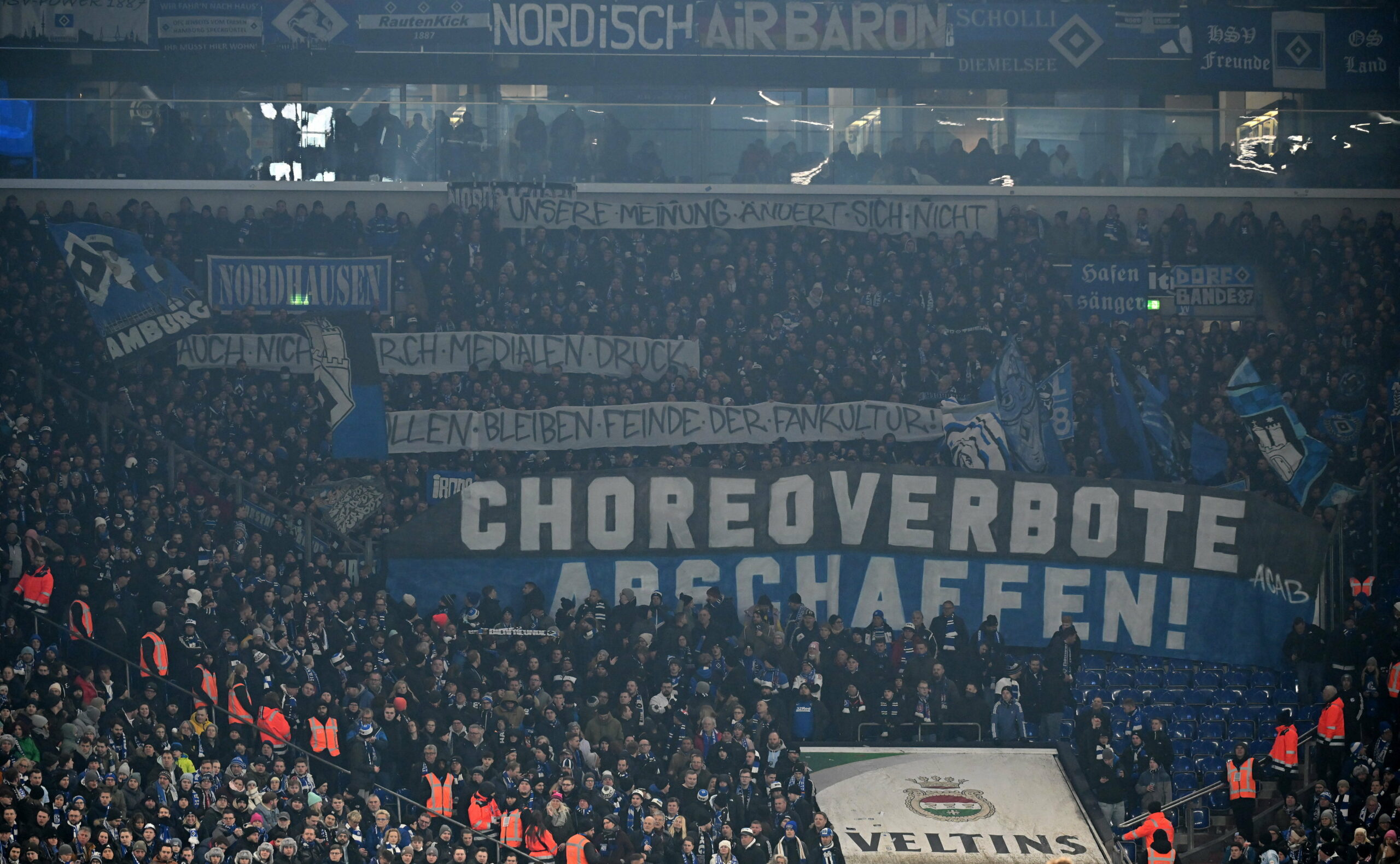Ein HSV-Banner mit Aufschrift „Choreoverbote abschaffen“