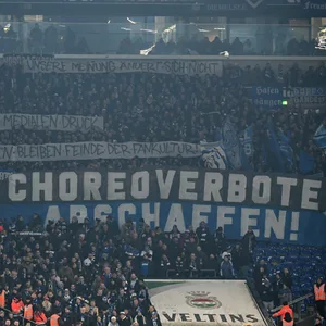 Ein HSV-Banner mit Aufschrift „Choreoverbote abschaffen“