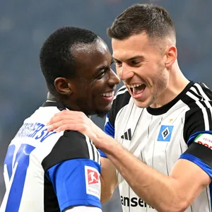 Jean-Luc Dompe und Laszlo Benes feiern das Tor zum 2:0