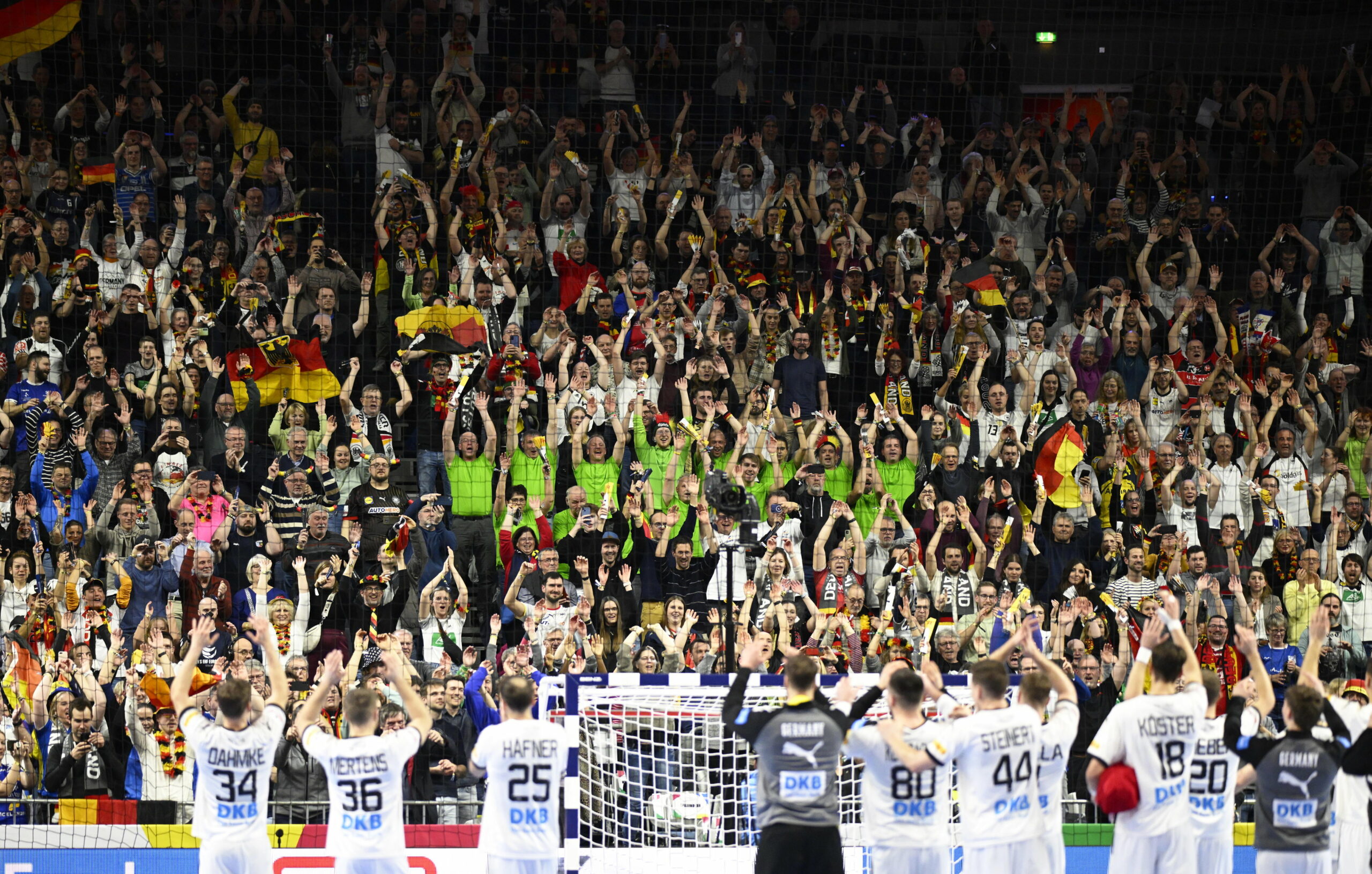 Fans jubeln bei der Handball-EM in Köln